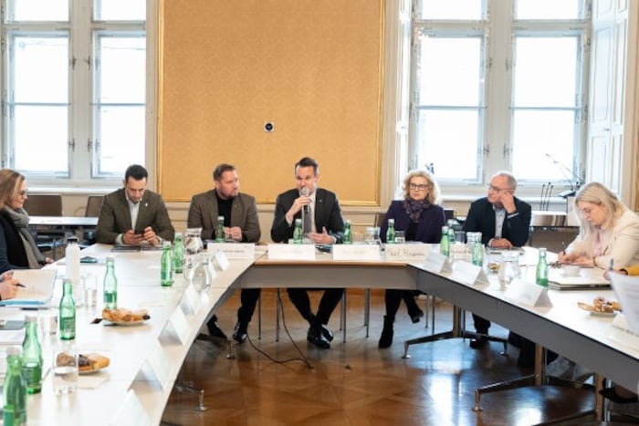 Landesrat Stefan Hermann (Mitte) lud ins Landhaus.