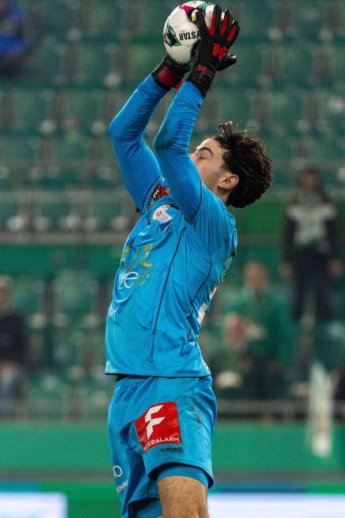 Austria Salzburgs Tormann Simon Nesler-Täubl spielte lange stark, beim Ausgleich machte er aber ...