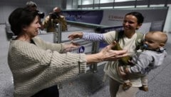 Der Charterflug aus Maskat mit rund 180 Personen soll am Mittwochabend am Flughafen ...