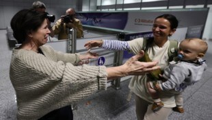 Der Charterflug aus Maskat mit rund 180 Personen soll am Mittwochabend am Flughafen ...