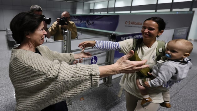 Der Charterflug aus Maskat mit rund 180 Personen soll am Mittwochabend am Flughafen ...
