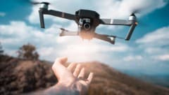 Mit einfachen Mitteln lässt sich die automatische Objektverfolgung von Drohnen überlisten.