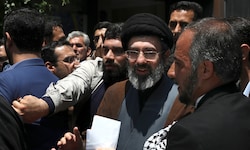 Kritiker von Mojtaba Khamenei bemängeln seine fehlende theologische Qualifikation.