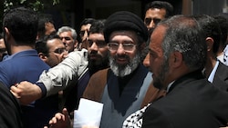 Kritiker von Mojtaba Khamenei bemängeln seine fehlende theologische Qualifikation.