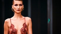 Bella Hadid trug bei der Fashion Show von Saint Laurent einen Hauch von Nichts.