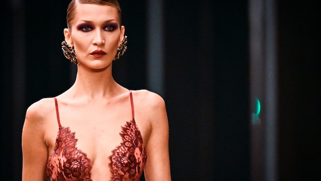 Bella Hadid trug bei der Fashion Show von Saint Laurent einen Hauch von Nichts.