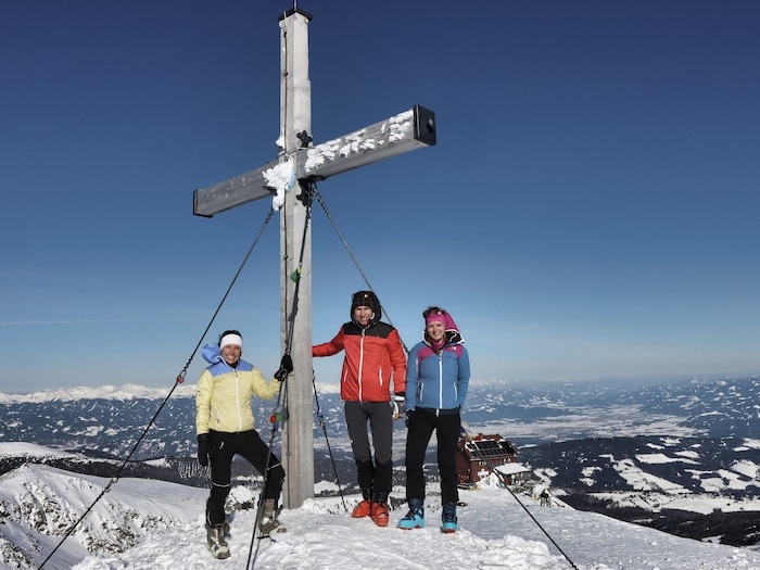 Geschafft! Das Gipfelkreuz des Zirbitzkogels liegt auf 2396 Metern Höhe.