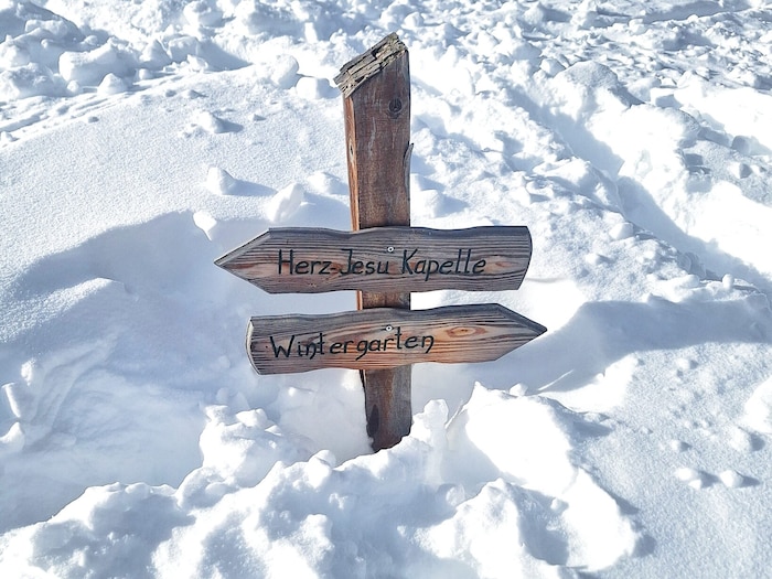 Herzige Wegweiser geben die Richtung vor.