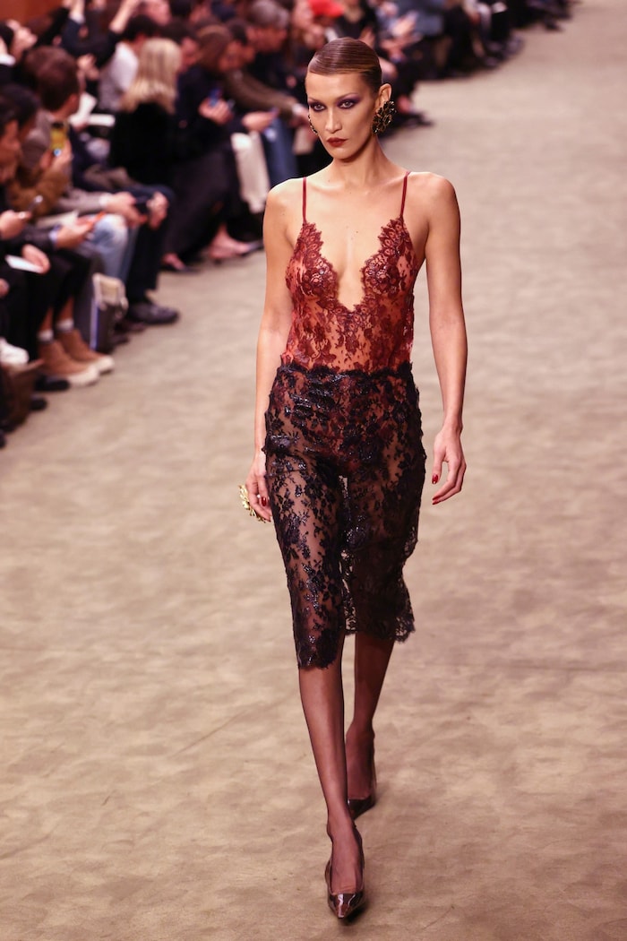 Bella Hadid zog mit diesem Look bei der Schau von Saint Laurent alle Blicke auf sich.