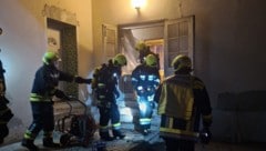 Rund 70 Einsatzkräfte waren für die Menschenrettung, darunter ein Baby, aktiv.