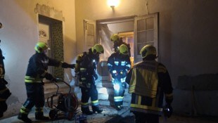 Rund 70 Einsatzkräfte waren für die Menschenrettung, darunter ein Baby, aktiv.