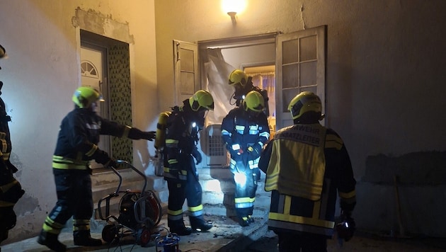 Rund 70 Einsatzkräfte waren für die Menschenrettung, darunter ein Baby, aktiv.