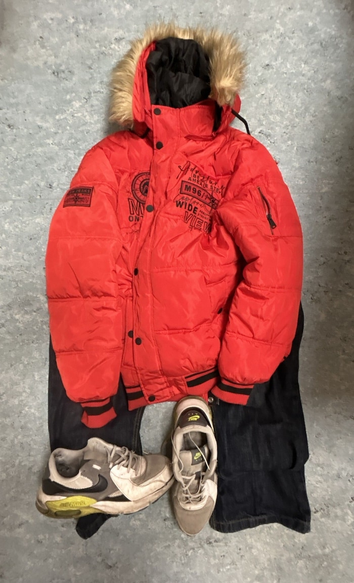 Die Kleidung, die der mutmaßliche Täter beim Überfall trug