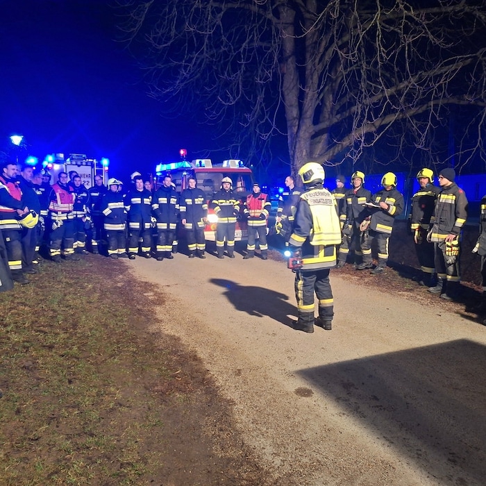 Rund 70 Florianis kümmerten sich um die Nachlöscharbeiten.