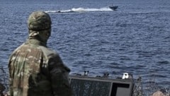 Ein Mitglied des ukrainischen Militärgeheimdienstes während eines Tests einer Seedrohne