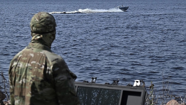 Ein Mitglied des ukrainischen Militärgeheimdienstes während eines Tests einer Seedrohne