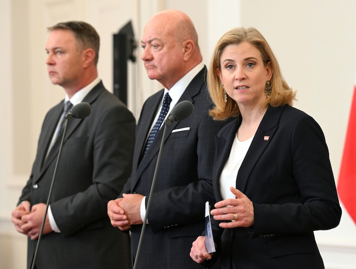 Vizekanzler Andreas Babler (SPÖ), Bundeskanzler Christian Stocker (ÖVP) und Außenministerin ...
