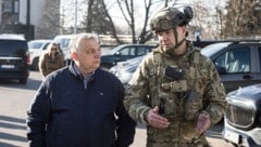 Ungarns Ministerpräsident Viktor Orbán während eines Lokalaugenscheins bei der Ölraffinerie in ...