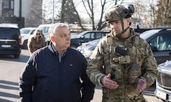 Ungarns Ministerpräsident Viktor Orbán während eines Lokalaugenscheins bei der Ölraffinerie in ...
