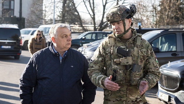 Ungarns Ministerpräsident Viktor Orbán während eines Lokalaugenscheins bei der Ölraffinerie in ...