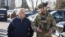 Ungarns Ministerpräsident Viktor Orbán während eines Lokalaugenscheins bei der Ölraffinerie in ...