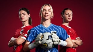 Fußballerinnen Eileen Campell (li.), 25, FC Union Berlin; Jasmin Pal (Mitte), 29, Torfrau Wiener ...