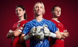 Fußballerinnen Eileen Campell (li.), 25, FC Union Berlin; Jasmin Pal (Mitte), 29, Torfrau Wiener ...