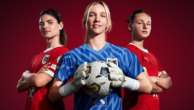 Fußballerinnen Eileen Campell (li.), 25, FC Union Berlin; Jasmin Pal (Mitte), 29, Torfrau Wiener ...