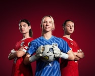 Fußballerinnen Eileen Campell (li.), 25, FC Union Berlin; Jasmin Pal (Mitte), 29, Torfrau Wiener ...