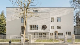 Die Eingangsfront in der Wenzgasse 12 mit den zwei bescheidenen Eingängen, die die grandiose ...