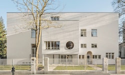 Die Eingangsfront in der Wenzgasse 12 mit den zwei bescheidenen Eingängen, die die grandiose ...