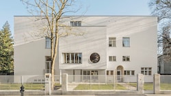 Die Eingangsfront in der Wenzgasse 12 mit den zwei bescheidenen Eingängen, die die grandiose ...