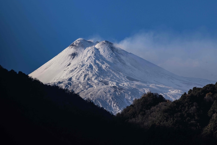 Unter Geologen gilt der Ätna als vergleichsweise „gutmütiger“ Vulkan: Er explodiert in der Regel ...