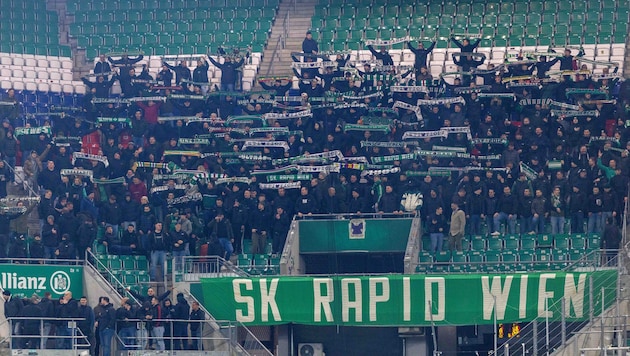Auch beim Zweitligaspiel zwischen SK Rapid II und dem SV Austria Salzburg war die Tribüne gut ...