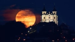 Die Basilika vor dem aufgehenden Vollmond – für wenige Minuten passte das Wetter.