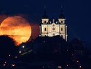 Die Basilika vor dem aufgehenden Vollmond – für wenige Minuten passte das Wetter.