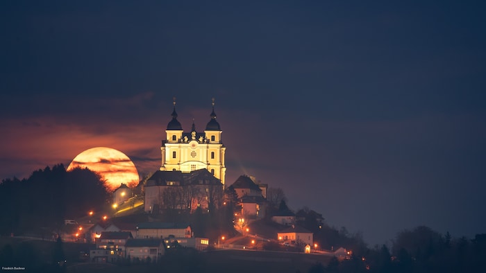 Rechtzeitig zum Mondaufgang riss die Wolkendecke auf.
