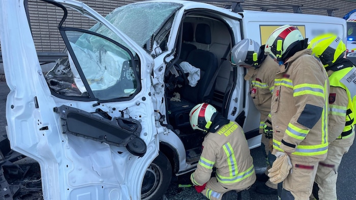 Der Lenker des Kleintransporters musste von der Feuerwehr aus dem Wrack befreit werden.