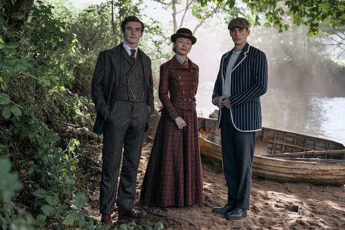 Der junge Sherlock (Fiennes Tiffin, re.) mit Prinzessin Gulun (Tseng) und Moriarty (Finn)