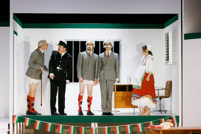 Die erste Rolle von Tjark Bernau am Volkstheater Wien war die des Direktors Klaus Breimann (ganz ...