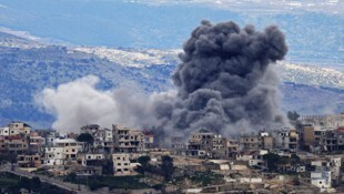 Rauch steigt nach israelischen Angriffen auf ein Dorf im Süden Libanons auf. Sollte Israel die ...