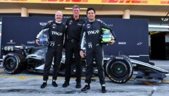 Teamchef Graeme Lowdon mit Valtteri Bottas (li.) und Sergio Perez (re.)