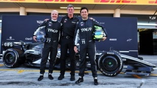 Teamchef Graeme Lowdon mit Valtteri Bottas (li.) und Sergio Perez (re.)