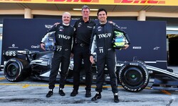 Teamchef Graeme Lowdon mit Valtteri Bottas (li.) und Sergio Perez (re.)