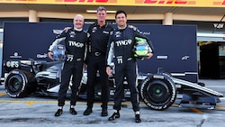 Teamchef Graeme Lowdon mit Valtteri Bottas (li.) und Sergio Perez (re.)