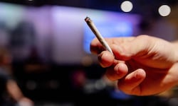 Seit der Legalisierung von Cannabis vor zwei Jahren sind in Deutschland mehr Menschen wegen der ...