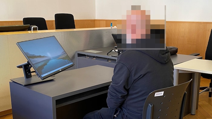 Der Angeklagte hat ein massives Drogen- und Alkoholproblem.