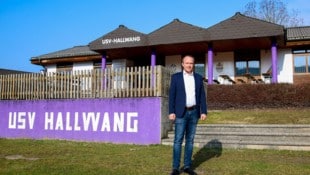 Ortschef Johannes Ebner baut die Sportanlage des Ortes aus und saniert die Bestandsgebäude.