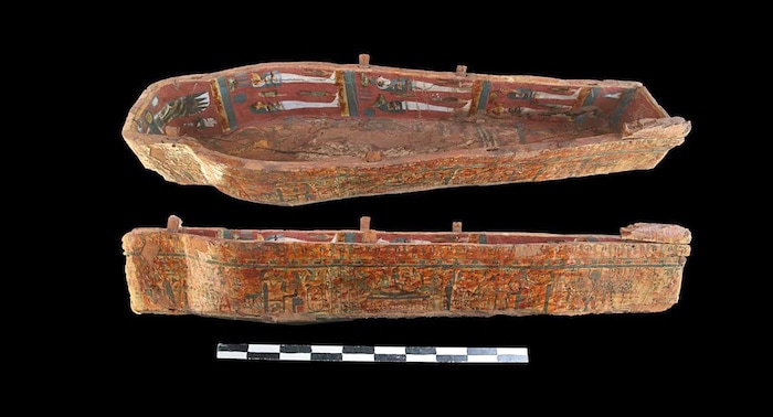 Einer der bunt bemalten Sarkophage – ganze 22 Exemplare davon fanden die Forschenden bei ...