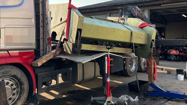 Die tonnenschwere Presse fiel auf die Beine des Mannes und verletzte ihn schwer.